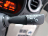 ヘッドライトスイッチをAUTOにしておけば昼間でもトンネルなど暗い所に入った時には自動的にヘッドライトが点灯。高速道路などトンネルの多いところを走行する時、大変便利です。