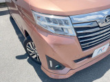 【LEDヘッドライト】悪天候や夜間走行時も良好な視界を確保し安心して運転できる高輝度LEDヘッドライトを装備!点灯速度が早く、消費電力も抑えられています。