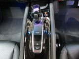 ハイブリッド車特有の小型セレクトノブは軽いタッチでスマートに操作できますよ。