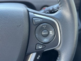 予め設定した速度で定速走行。先行車に近づいたら、システムが先行車との距離や速度差を測定し、自動的に加減速。適切な車間距離を維持しながら追従走行します。