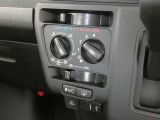 調整が容易なマニュアルエアコンです。夏は快適に、冬も車内の曇りを取ってくれるので安全です♪
