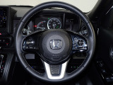 ハンドル左側にはオーディオ操作が出来るオーディオリモートコントロールスイッチ、右側にはHonda SENSINGとオートクルーズコントロールのスイッチを装備!