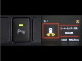 コーナーセンサーを装備。障害物までの距離に応じて警告音を変えてお知らせ。縦列駐車時や駐車場・車庫等での取り回しをサポートします。詳細は販売店スタッフまでお尋ね下さい。