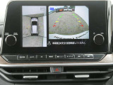 全周囲カメラで、クルマを上空から見下ろしているかのような映像を映し出します。周囲の状況がひと目でわかります!