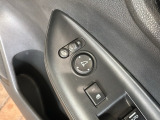 狭い駐車場で便利な電動格納ドアミラーが付いています。