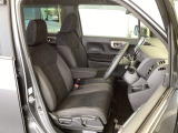 フロント広々、ベンチシートの運転席は、ハイトアジャスターが付いているので、快適にドライブができます。ハンドルはテレスコピック機能で、ハンドル位置を上・下・手前・奥に調節できます。