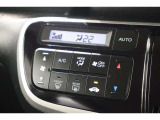 フルオートエアコンが装備されています!お好みの温度設定をするだけでエアコンの風量やモードの切り替えを自動でコントロールしてくれます!ユーザーの操作が少なく燃費走行にもつながります!
