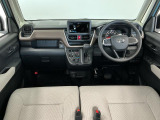 【インパネ】運転のしやすさを最優先に設計された見晴らしの良いフロントビュー。車両間隔が掴みやすく狭い道でも安心♪「安全」と「品質」を最優先に、安心してお乗りいただけるクルマを提供いたします。