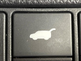 【パワーバックドア】スマートキーや運転席のボタンを押すだけでリアゲートが自動で開閉します!荷物を持っている時や、高い位置にあるバックドアを閉める際に便利な機能です♪