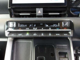 左右独立で温度調節ができるオートエアコンを装着しておりますのでドライブも快適に楽しめます!各機能のスイッチが集約された使いやすいデザインです!