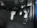 【アクセル/ブレーキペダル】スポーティーなアルミペダル!フットレスト付きで、運転も快適です♪自然に足を伸ばした先に配置することで、踏み替えがしやすいペダルレイアウト。