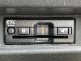 【ETC】有料道路を利用する際に料金所で停止することなく通過できる、ETC車載器(ノンストップ自動料金収受システム機器)が装備されています。セットアップを行うことで利用可能になります。