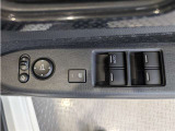 パワーウィンドウのスイッチですよ。 運転席に居ながら窓を開け閉めのコントロールできますよ。 ロック機能で、子供がイタズラして窓を開けるという事も無くなりますよ。