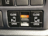両側パワースライドドア付きだから、狭い駐車スペースなどでの 乗り降りラクラク!小さなお子さまのいるご家庭には嬉しい装備。運転席にあるスイッチです。
