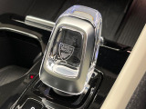 【オレフォス社製クリスタル・シフトノブ】高い存在感を放つクリスタルのシフトノブはボルボ上位グレード車のみに装備される特別なアイテム。スウェーデン南部のクリスタルガラスメーカー、オレフォス社による製造。