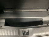 ラゲッジルームの床下に収納スペースをさらにひとつ追加。 より多くの荷物を積載可能です。