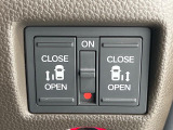 【両側スライドドア】駐車場で隣の車との間隔が狭く乗りにくい時、スライドドアなら安心!ドアオープン時も幅を取らず、開口部が広いので乗り降りがとっても簡単です。大きな荷物の出し入れも後席から可能♪