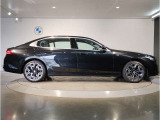【BMWの伝統-3】BMWのお車は、&ldquo;駆け抜ける歓び&rdquo;を体現しております。走行の安定性とコーナリングの良さを追求し、思い通りにハンドルの操作可能です。