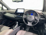 運転席まわりです。 各操作スイッチは使いやすい位置に配置されてます。