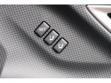 運転席のポジションを2つ、記憶させることができます。ボタンを押すと設定したポジションに電動で移動します。
