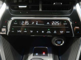 左右独立温度コントロールフルオートエアコンです。運転席、助手席それぞれで独立して温度設定ができます。冷え性の方が乗っても安心ですね♪