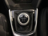 今となっては珍しいマニュアル車です。車を動かしてる実感を持って思いのままにコントロールしてみませんか。