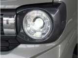 【LEDヘッドライト】悪天候や夜間走行時も良好な視界を確保し安心して運転できる高輝度LEDヘッドライトを装備。明るい上に点灯速度が早く消費電力も抑えられています。
