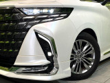 【LEDヘッドライト】悪天候や夜間走行時も良好な視界を確保し安心して運転できる高輝度LEDヘッドライトを装備!点灯速度が早く、消費電力も抑えられています。