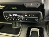 オートエアコンで、毎日のドライブを快適に。温度、風量を自動で調整し、理想的な車内環境を提供します。プラズマクラスター技術搭載の、フルオートエアコン。空気の浄化や脱臭に効果があります。