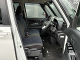 運転席・助手席の間には肘置きがあるので、ゆったり運転できます!