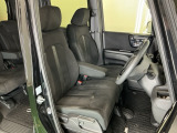 【ベンチシート】運転席と助手席の移動もスムーズ!狭い駐車場での乗り降りや、お子様の乗り降りにも便利です。座席の間にコンソールボックスやドリンクホルダーがないため、車内空間が広く感じます。