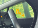 【ブラインドスポットモニター】走行中、ドアミラーの死角になりやすい箇所に後続車が接近するとサイドミラーのレンズに警告を表示!ドライバーに注意喚起をしてくれます。