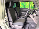運転席まわりには十分なスペースがあり、大柄な方でもゆったり運転していただける環境です。