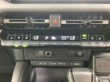 オートエアコンは温度を設定するだけで、自動で風量などを設定してくれます。運転しながら操作も必要ないので、安全性も向上します。