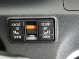 両側パワースライドドアのスイッチも付いています。車内からもスイッチひとつで楽にドアの開閉が可能です。電動なので開閉時に力を使う必要がなく、半ドアになることもありません!
