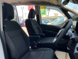 運転席・助手席は、ゆったりと座れるサイズで、長時間の運転でも快適です。