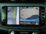 ギアを『R』に入れた後、カメラボタンを押すと、運転席から見えない左側面をナビ画面にうつしてくれるので、幅寄せや縦列駐車がし易くなります。