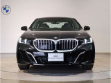 【BMWの伝統-1】BMWの特徴的な&ldquo;キドニーグリル&rdquo;は、80年以上続く伝統の形でございます。変わらないこだわりのデザインが、プレミアムブランド&ldquo;BMW&rdquo;を創り出します。