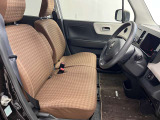 運転席も広くゆとりのある室内です