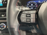 ステアリングにオーディオ操作スイッチが付いています。オーディオ画面に直接タッチしなくても操作が出来ますので、運転に集中できます。