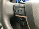 運転中、オーディオの操作をしてて、ハッとしたことはありませんか?ステアリングスイッチは、運転中でもハンドルでオーディオの操作が可能です。安全なドライブをサポートします。