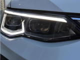 先進のLEDマトリックスヘッドライトを装備しています。高い視認性と安全性を確保し、夜間のドライブをより安心で快適にサポートしてくれます。