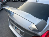 【大型リヤスポイラー】スポーツカーらしさがグッと引き立つ大型リヤスポイラーを装着♪高速走行時のスタビリティ(走行安定性)向上に役立ちます。