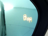 ブラインドスポットモニター装備。隣車線を走る車両を検知。ドアミラーでは確認しにくい後方、側方エリアに存在する車両や急接近してくる車両も検知しドアミラーに搭載されたLEDインジケーターが点灯します。