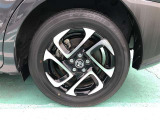 【純正アルミホイール】です!車両デザインに合わせてホイールをデザインしているため、見た目にもカッコイイアルミホイール♪洗車もラクチンで錆びません。