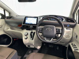 運転席まわりです。 各操作スイッチは使いやすい位置に配置されてます。