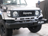 電動ウインチ付きのフロントバンパーとTOYOTA横文字グリルでかっこよさマシマシ!
