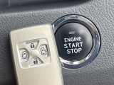【スマートキー】カバンやポケットに入れたままでもドアの施錠・解錠が可能なスマートキーを装備。エンジンのオン・オフ時もカギを取り出す必要が無いからとっても便利です♪