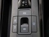 電子制御パーキングブレーキ搭載で指一本で簡単に操作することができます。さらに停車中に、ブレーキペダルを踏み続けなくても、自動的にブレーキを保持する機能である、オートマチックブレーキホールド付きです。
