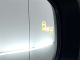 隣車線を走る車両をレーダーで検知し、ドアミラーでは確認しにくい後側方エリアに存在する車両に加え、急接近してくる車両も検知します。車両を検知するとドアミラーに搭載されたLEDインジケーターが点灯します。